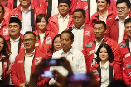 Presiden Joko Widodo (tengah) berfoto bersama Ketua Umum PSI Giring Ganesha (kedua kanan), Wakil Ketua Dewan Pembina PSI Grace Natalie (kedua kanan), Sekretaris Dewan Pembina PSI Raja Juli Antoni (kanan) dan para kader PSI saat perayan HUT ke-8 Partai Solidaritas Indonesia (PSI) di Jakarta, Selasa (31/1/2023). HUT ke-8 PSI yang diisi dengan Kopi Darat Nasional (Kopdarnas) 2023 itu mengusung tema ''Menang Pasti Menang''.(Antara Foto/Hafidz Mubarak A)