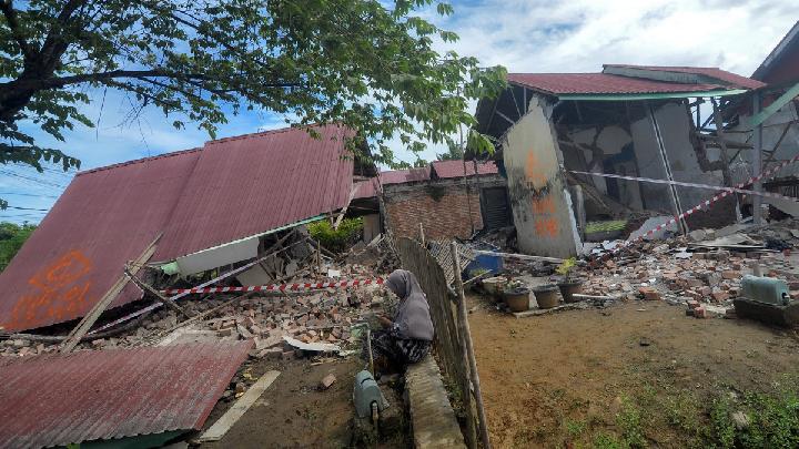 Warga duduk di dekat bangunan roboh pascagempa bumi berkekuatan magnitudo 6,3 di Kota Bengkulu, Bengkulu, 23 Mei 2025. Antara/Muhammad Izfaldi
