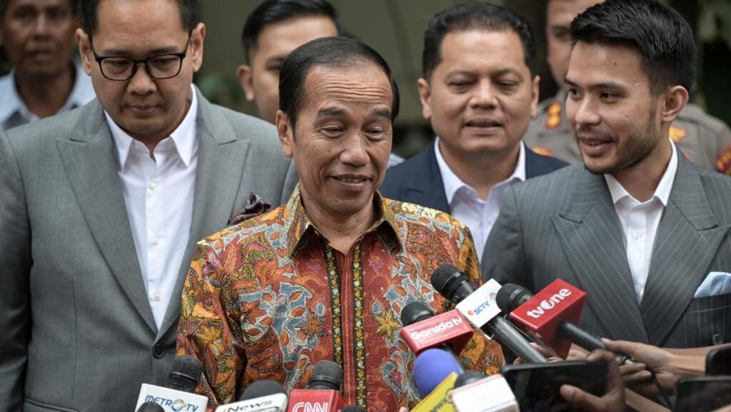 Jokowi mempersilahkan kepada Kepolisian untuk melakukan tees forensik digital guna menguji keabsahan ijazahnya yang dituduhkan palsu (ANTARA Foto/Fauzan)