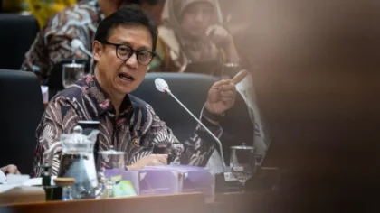 ANTARA FOTO Menteri Kesehatan Budi Gunadi Sadikin memberikan paparan saat mengikuti rapat kerja dengan Komisi IX DPR di Kompleks Parlemen, Senayan, Jakarta, Selasa (29/04).