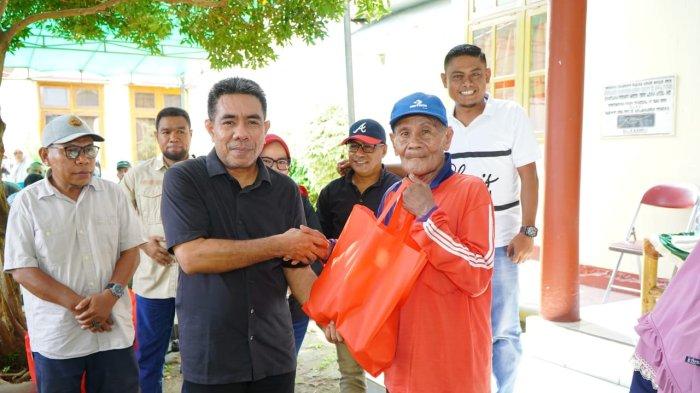Wakil Wali Kota Tidore Kepulauan Ahmad Laiman Saat menyerahkan bantuan pangan kepada Warga di Kecamatan Tidore Timur, Jumat (30/5/2025).