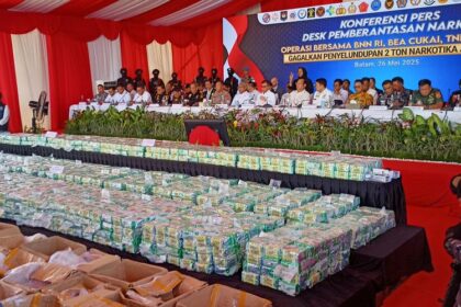 Petugas gabungan menunjukkan bukti 2 ton sabu yang diamankan dari kapal Sea Dragon Tarawa di perairan Tanjung Balai Karimun, Kepulauan Riau, pada 2 Mei. Konferensi pers digelar di Batam, Kepri, Senin (26/5/2025). (KOMPAS.com/PARTAHI FERNANDO WILBERT SIRAIT )