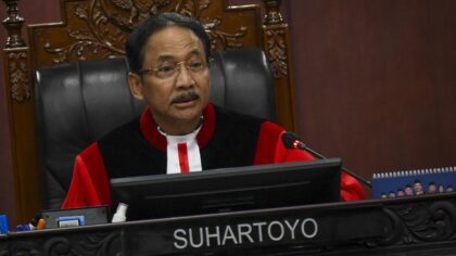 Ketua Mahkamah Konstitusi Suhartoyo. (ANTARA FOTO/MUHAMMAD RAMDAN) Baca artikel CNN Indonesia "MK Diskualifikasi Seluruh Paslon Pilkada Barito Utara" selengkapnya di sini: https://www.cnnindonesia.com/nasional/20250514175038-12-1229171/mk-diskualifikasi-seluruh-paslon-pilkada-barito-utara/1. Download Apps CNN Indonesia sekarang https://app.cnnindonesia.com/