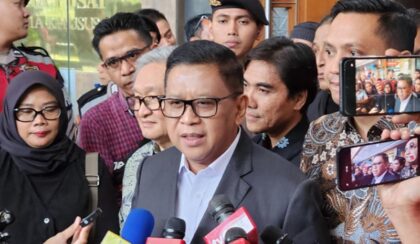 Hasto PDIP Bantah Restui Suap, Tapi Dakwaan Sebut Dia Otak Pengurusan Harun Masiku. Foto: BeritaNasional/Panji
