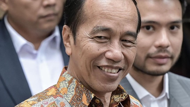 Presiden RI ke-7 Joko Widodo (Jokowi) angkat bicara mengenai surat usulan pemakzulan Wakil Presiden Gibran Rakabuming Raka. (ANTARA FOTO/FAUZAN)