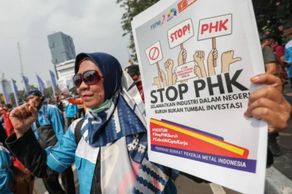 Ilustrasi: Sejumlah buruh melakukan aksi di kawasan Patung Kuda, Jakarta, Rabu (3/7/2024). Aksi yang diikuti oleh ratusan buruh tersebut mendesak pemerintah segera mengambil langkah konkret dalam melindungi industri lokal, mulai dari ancaman pemutusan hubungan kerja (PHK) hingga persaingan usaha yang tidak sehat. bisnis.com