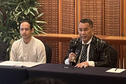Mantan Menteri Pendidikan, Kebudayaan, Riset, dan Teknologi (Mendikbudristek) Nadiem Makarim bersama Pengacara Hotman Paris angkat bicara pengadaan Chromebook di Kemendikbudristek dalam konferensi pers di The Darmawangsa Jakarta, Selasa (10/6/2025).(KOMPAS.com / IRFAN KAMIL)