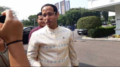 Menteri Pendidikan, Kebudayaan, Riset, dan Teknologi (Mendikbudristek) Nadiem Makarim saat tiba di Istana Merdeka, Jakarta, Senin (27/5/2024). (Sumber: Nina Susilo/Kompas.id)