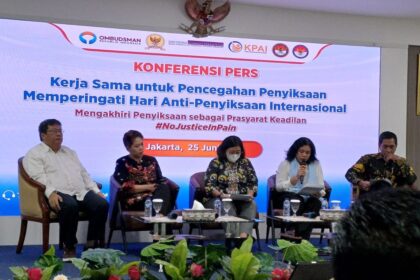 Peringatan Hari Anti Penyiksaan Internasional yang digelar oleh enam lembaga negara yang tergabung dalam Kerjasama untuk Pencegahan Penyiksaan (KuPP) yaitu Komnas HAM, Komnas Perempuan, LPSK, KPAI, Ombudsman RI, dan KND di Gedung Ombudsman RI, Jakarta, Rabu (25/6/2025).(KOMPAS.com/HARYANTI PUSPA SARI)