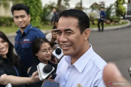 Menteri Pertanian (Mentan) Andi Amran Sulaiman menjawab pertanyaan wartawan saat ditemui di Istana Kepresidenan RI, Jakarta, Rabu (30/7/20205), setelah dia menghadap Presiden Prabowo Subianto. (ANTARA/Andi Firdaus).