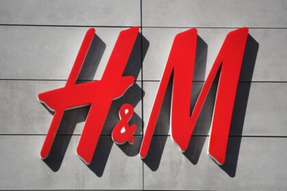 PALM SPRINGS, CALIFORNIA: FEBRUARY 28, 2019: An H&M store in Palm Springs, California. Foto oleh (Robert Alexander/Getty Images)