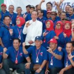 Presiden ke-7 RI Joko Widodo saat berfoto bersama teman-teman angkatan 80 Fakultas Kehutanan UGM yang hadir dalam reuni.(KOMPAS.COM/YUSTINUS WIJAYA KUSUMA)