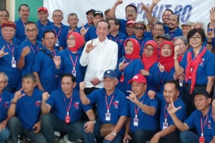Presiden ke-7 RI Joko Widodo saat berfoto bersama teman-teman angkatan 80 Fakultas Kehutanan UGM yang hadir dalam reuni.(KOMPAS.COM/YUSTINUS WIJAYA KUSUMA)