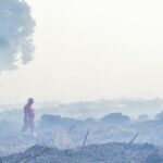 Petugas Manggala Agni Daops Kota Jambi menerobos kepulan asap kebakaran hutan dan lahan (karhutla) di lahan gambut Desa Gambut Jaya, Muaro Jambi, Jambi, 22 Juli 2025. Antara/Wahdi Septiawan
