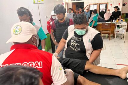Korban Joni Hendra, saat hendak dilarikan ke Puskesmas Bilorai, Kabupaten Intan Jaya, namun nyawanya tak terselamatkan karena luka serius yang dialami akibat ditembak anggota KKB di Kampung Wandoga, Distrik Sugapa, Kabupaten Intan Jaya, Jumat (25/7/2025).(KOMPAS.COM/DOK SATGAS DAMAI CARTENZ)