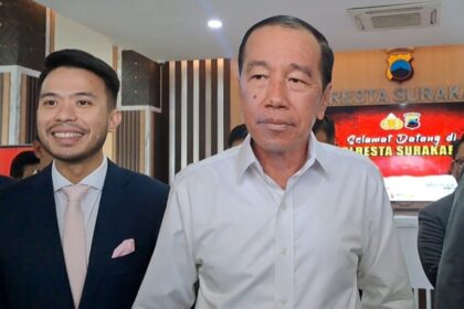 Presiden ke-7 Joko Widodo (Jokowi) dan Yakub Hasibuan sebagai kuasa hukumnya dalam kasus tudingan ijazah palsu berlangsung di Polresta Solo, Jawa Tengah, pada Rabu (23/7/2025).(KOMPAS.COM/Fristin Intan Sulistyowati)