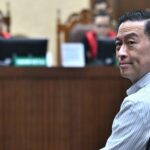 Terdakwa kasus dugaan korupsi impor gula, Thomas Trikasih Lembong atau Tom Lembong menengok ke arah pengunjung saat dimulainya sidang pembacaan vonis di Pengadilan Tipikor, Jakarta, Jumat (18/7/2025). ANTARA FOTO/Bayu Pratama S/app/bar(ANTARA FOTO / BAYU PRATAMA S)