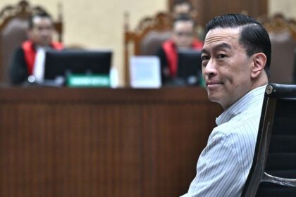 Terdakwa kasus dugaan korupsi impor gula, Thomas Trikasih Lembong atau Tom Lembong menengok ke arah pengunjung saat dimulainya sidang pembacaan vonis di Pengadilan Tipikor, Jakarta, Jumat (18/7/2025). ANTARA FOTO/Bayu Pratama S/app/bar(ANTARA FOTO / BAYU PRATAMA S)