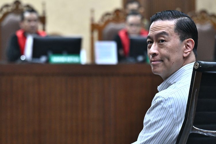 Terdakwa kasus dugaan korupsi impor gula, Thomas Trikasih Lembong atau Tom Lembong menengok ke arah pengunjung saat dimulainya sidang pembacaan vonis di Pengadilan Tipikor, Jakarta, Jumat (18/7/2025). ANTARA FOTO/Bayu Pratama S/app/bar(ANTARA FOTO / BAYU PRATAMA S)