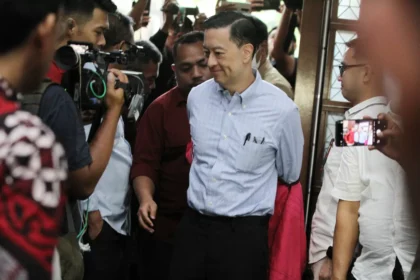 Terdakwa kasus dugaan korupsi impor gula Thomas Trikasih Lembong atau Tom Lembong bertanya kepada saksi pada sidang lanjutan di Pengadilan Tipikor, Jakarta, Rabu (10/7/2025). (Dery Ridwansah/ JawaPos.com)