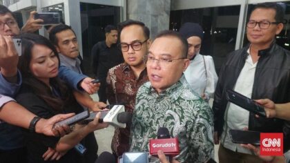 Wakil Ketua DPR Sufmi Dasco Ahmad mengatakan Presiden Prabowo Subianto memberi abolisi untuk Tom Lembong dan amnesti untuk Sekjen PDIP Hasto Kristiyanto. (CNN Indonesia/Thohirin)