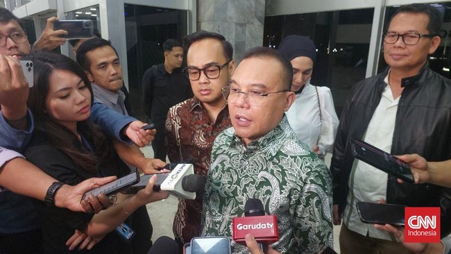 Wakil Ketua DPR Sufmi Dasco Ahmad mengatakan Presiden Prabowo Subianto memberi abolisi untuk Tom Lembong dan amnesti untuk Sekjen PDIP Hasto Kristiyanto. (CNN Indonesia/Thohirin)