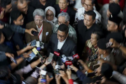 Terdakwa kasus dugaan menghalangi penyidikan kasus korupsi Harun Masiku dan suap KPU Hasto Kristiyanto (tengah) memberikan keterangan pada wartawan usai sidang pembacaan tuntutan di Pengadilan Tipikor, Jakarta, Kamis (3/7/2025). Foto: Ferlian Septa Wahyusa/ANTARA FOTO