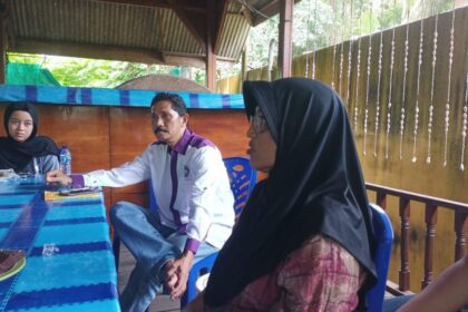 IM didampingi Ketua Lembaga Perlindungan Anak Indonesia (LPAI) Provinsi Jambi, Amsyarnedi Asnawi saat diwawancarai awak media, Sabtu (5/7/2025).(KOMPAS.COM/ARYO TONDANG)