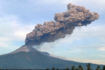 Gunung Lewotobi Meletus Dahsyat, Kolom Abu Capai 13 Kilometer, Warga NTT Mengungsi. Foto: Kompas
