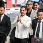 Mantan Menteri Pendidikan, Kebudayaan, Riset, dan Teknologi (Mendikbudristek) 2019-2024 Nadiem Makarim (tengah) bersama kuasa hukum Hotman Paris (kanan) tiba untuk memenuhi panggilan pemeriksaan di Jampidsus, Kejaksaan Agung, Jakarta Selatan, Selasa (15/7/2025). ANTARA FOTO/Sulthony Hasanuddin/nz/am.