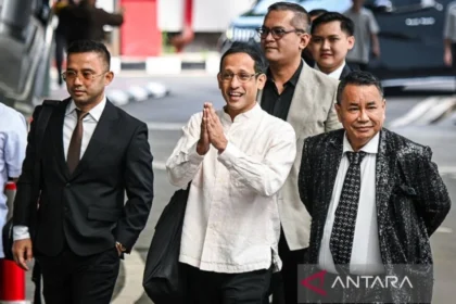 Mantan Menteri Pendidikan, Kebudayaan, Riset, dan Teknologi (Mendikbudristek) 2019-2024 Nadiem Makarim (tengah) bersama kuasa hukum Hotman Paris (kanan) tiba untuk memenuhi panggilan pemeriksaan di Jampidsus, Kejaksaan Agung, Jakarta Selatan, Selasa (15/7/2025). ANTARA FOTO/Sulthony Hasanuddin/nz/am.