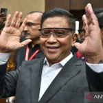 Terdakwa kasus dugaan suap pergantian antarwaktu (PAW) untuk anggota DPR Harun masiku dan perintangan penyidikan, Hasto Krisyanto melambaikan tangan sebelum menjalani sidang vonis di Pengadilan Tipikor, Jakarta, Jumat (25/7/2025). ANTARA FOTO/Bayu Pratama S/app/foc.
