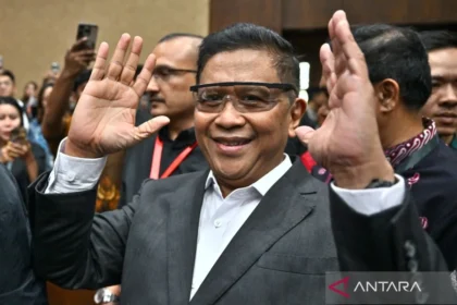 Terdakwa kasus dugaan suap pergantian antarwaktu (PAW) untuk anggota DPR Harun masiku dan perintangan penyidikan, Hasto Krisyanto melambaikan tangan sebelum menjalani sidang vonis di Pengadilan Tipikor, Jakarta, Jumat (25/7/2025). ANTARA FOTO/Bayu Pratama S/app/foc.