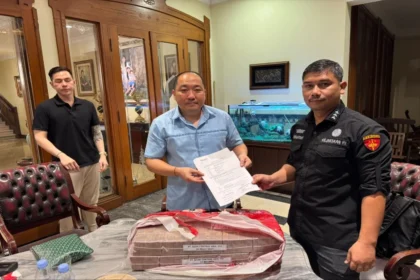 Penyidik Kejaksaan Agung (Kejagung) menyita uang Rp2 miliar dari Bos Sritex Iwan Kurniawan Lukminto di kediamannya Surakarta pada Senin (30/6/2025)/dok.Kejagung