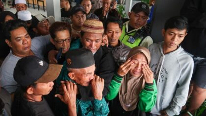 Keluarga menangis setelah mendengar saudaranya selamat dari tenggelamnya KMP Tunu Pratama Jaya di posko pengaduan di Pelabuhan Ketapang, Banyuwangi, Jawa Timur, Kamis (3/7/2025). ANTARA FOTO/Budi Candra Setya