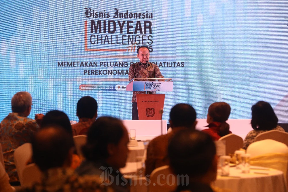 Sekretaris Kementerian Koordinator Bidang Perekonomian Susiwijono Moegiarso menyampaikan sambutan saat acara Bisnis Indonesia Midyear Challenges 2025 yang bertema Memetakan Peluang Dari Volatilitas Perekonomian Global di Jakarta, Selasa (29/7/2025). / Bisnis-Eusebio Chrysnamurti