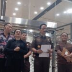 Dirdik Jampidsus Nurcahyo Jungkung Madyo dan Kapuspenkum Anang Supriatna saat konferensi pers terkait penetapan tersangka kasus pemberian kredit kepada PT Sritex di Lobi Gedung Bundar Jampidsus Kejaksaan Agung, Jakarta, Senin (21/7/2025)