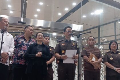 Dirdik Jampidsus Nurcahyo Jungkung Madyo dan Kapuspenkum Anang Supriatna saat konferensi pers terkait penetapan tersangka kasus pemberian kredit kepada PT Sritex di Lobi Gedung Bundar Jampidsus Kejaksaan Agung, Jakarta, Senin (21/7/2025)