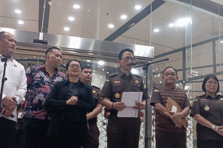 Dirdik Jampidsus Nurcahyo Jungkung Madyo dan Kapuspenkum Anang Supriatna saat konferensi pers terkait penetapan tersangka kasus pemberian kredit kepada PT Sritex di Lobi Gedung Bundar Jampidsus Kejaksaan Agung, Jakarta, Senin (21/7/2025)