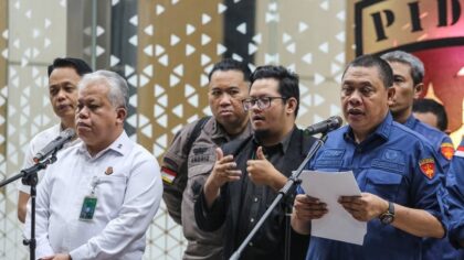Kepala Pusat Penerangan Hukum (Kapuspenkum) Kejaksaan Agung Harli Siregar (kiri) bersama Direktur Penyidikan Jampidsus Kejagung Abdul Qohar (kanan) menyampaikan keterangan saat konferensi pers di Gedung Kejaksaan Agung, Jakarta, Kamis (10/7/2025). ANTARA FOTO/Asprilla Dwi Adha/bar