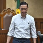 Terdakwa kasus dugaan korupsi impor gula, Thomas Trikasih Lembong atau Tom Lembong bersiap menjalani sidang pembacaan vonis di Pengadilan Tipikor, Jakarta, Jumat (18/7/2025). ANTARA FOTO/Bayu Pratama S/app/bar(BAYU PRATAMA S)