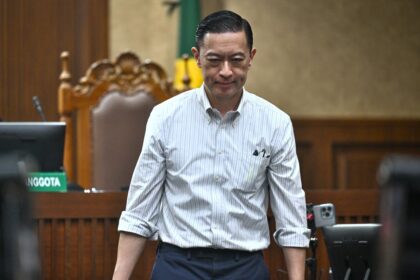 Terdakwa kasus dugaan korupsi impor gula, Thomas Trikasih Lembong atau Tom Lembong bersiap menjalani sidang pembacaan vonis di Pengadilan Tipikor, Jakarta, Jumat (18/7/2025). ANTARA FOTO/Bayu Pratama S/app/bar(BAYU PRATAMA S)