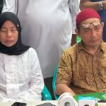 Zulkifli (kanan), ayah dari pengemudi ojek online (ojol) Affan Kurniawan yang tewas usai ditabrak kendaraan taktis (taktis) Satbrimob Polda Metro Jaya berbicara dengan awak media di Jakarta, Jumat (29/8/2025). (ANTARA/HO-Divisi Humas Polri)(ANTARA/HO-Divisi Humas Polri)