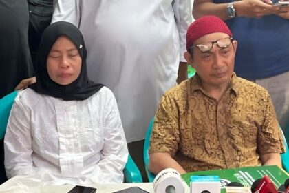 Zulkifli (kanan), ayah dari pengemudi ojek online (ojol) Affan Kurniawan yang tewas usai ditabrak kendaraan taktis (taktis) Satbrimob Polda Metro Jaya berbicara dengan awak media di Jakarta, Jumat (29/8/2025). (ANTARA/HO-Divisi Humas Polri)(ANTARA/HO-Divisi Humas Polri)