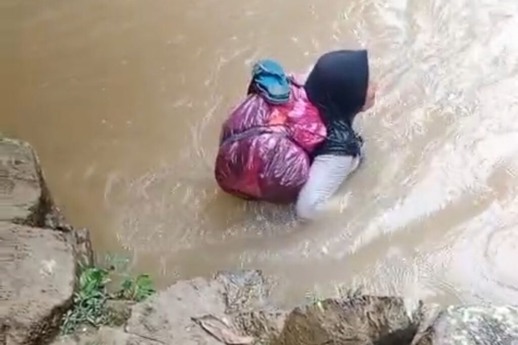 Bidan Dona Lubis Taruhan Nyawa Demi Obati Pasien TBC di Pasaman