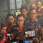 Sekjen PDI Perjuangan (PDIP) Hasto Kristiyanto usai keluar dari Rutan Komisi Pemberantasan Korupsi (KPK), Jumat (1/8/2025)./ BISNIS - Dany Saputra