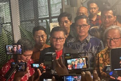 Sekjen PDI Perjuangan (PDIP) Hasto Kristiyanto usai keluar dari Rutan Komisi Pemberantasan Korupsi (KPK), Jumat (1/8/2025)./ BISNIS - Dany Saputra