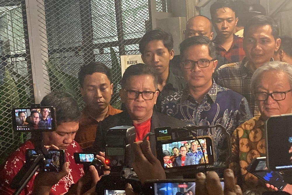 Sekjen PDI Perjuangan (PDIP) Hasto Kristiyanto usai keluar dari Rutan Komisi Pemberantasan Korupsi (KPK), Jumat (1/8/2025)./ BISNIS - Dany Saputra