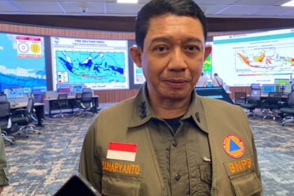 Kepala Badan Nasional Penanggulangan Bencana (BNPB), Suharyanto, menjelaskannsoal OMC, Selasa (12/8/2025). (KOMPAS.com/ZINTAN PRIHATINI)