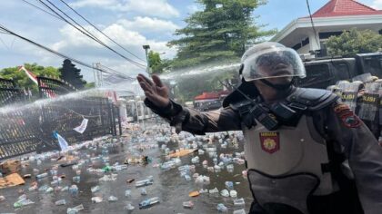 Aksi unjuk rasa yang digelar masyarakat Pati di depan Kantor Bupati Pati, Jawa Tengah pada Rabu (13/8/2025) berujung petaka. Dua orang anak dan seorang wartawan bernama Lilik Yuliantoro dari media Tuturpedia.com dikabarkan tewas.